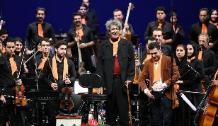 اینتر ارکستر تهران به رهبری نادر مشایخی روی صحنه رفت