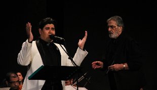 سالار عقیلی همراه با ارکستر ملی ایران روی صحنه می‌رود