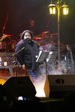 رضا صادقی کنسرت بزرگ خود را در تهران به روی صحنه برد
