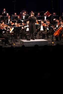 چوب رهبری ارکستر سمفونیک در دست مارک استیونسون