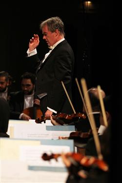 چوب رهبری ارکستر سمفونیک در دست مارک استیونسون
