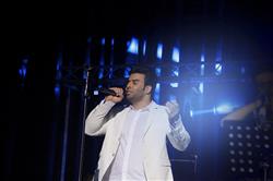 «مازیار بازیار» خواننده جوان موسیقی پاپ در اصفهان به روی صحنه رفت