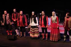 اجرای شادیانه‌های گیلان در برج آزادی / تقدیر از نوازنده کمانچه گروه 