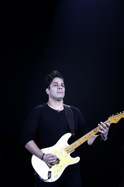 «محمد علیزاده» با «تب 40 درجه» در تهران چهار سانس کنسرت برگزار کرد 
