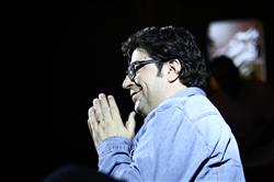 سیامک عباسی با «عشق دور» روی صحنه رفت