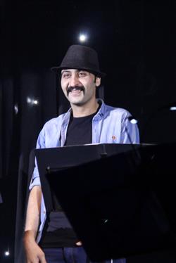 عماد طالب‌زاده با ظاهری جدید بر روی صحنه