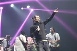 امیرعباس گلاب برای اولین بار روی استیج سالن ایرانیان